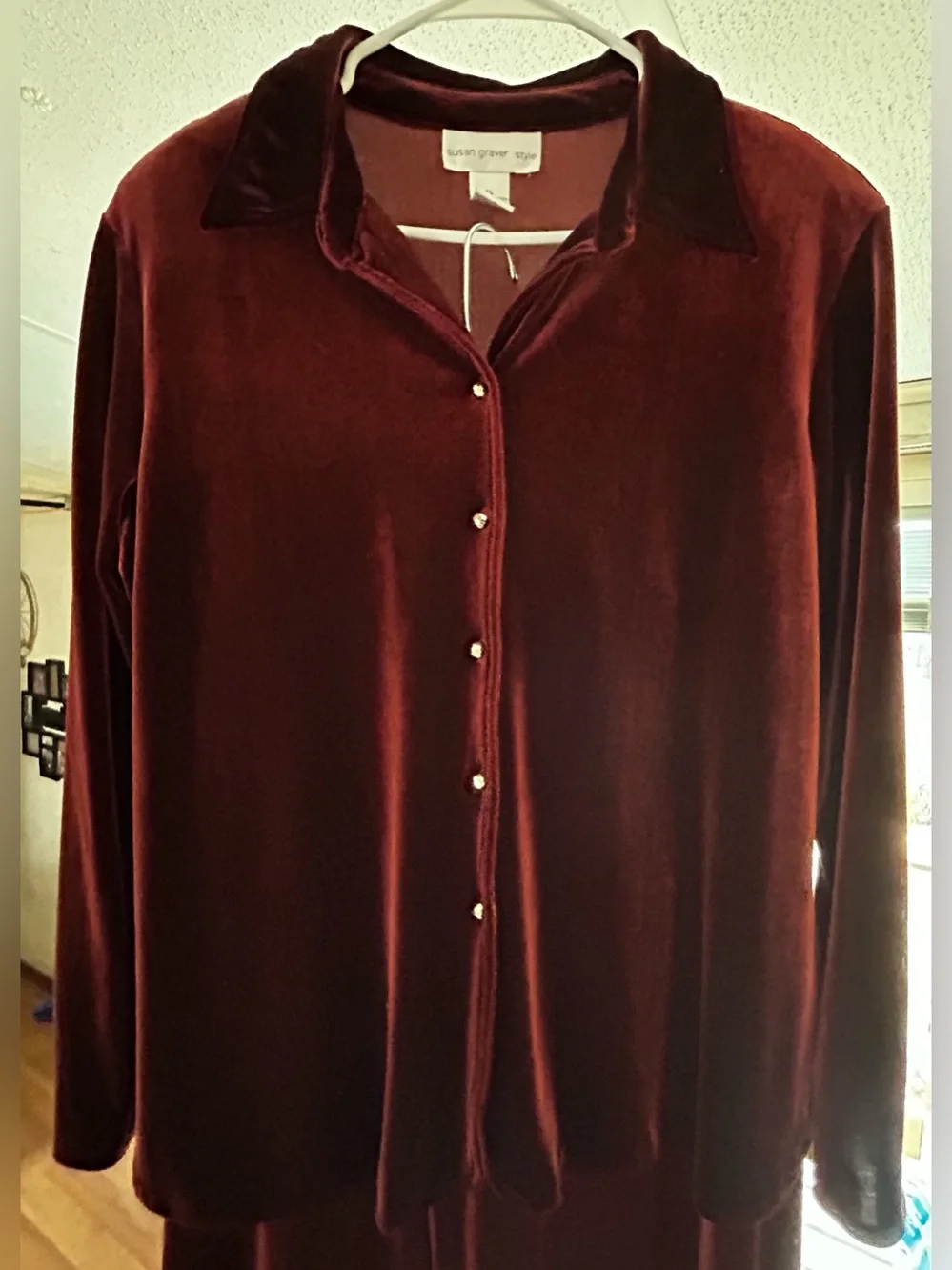 READ DESCRIPTIONSusan Graver Velvet Button-Up Fancy Lounge Set in Deep Burgundy
